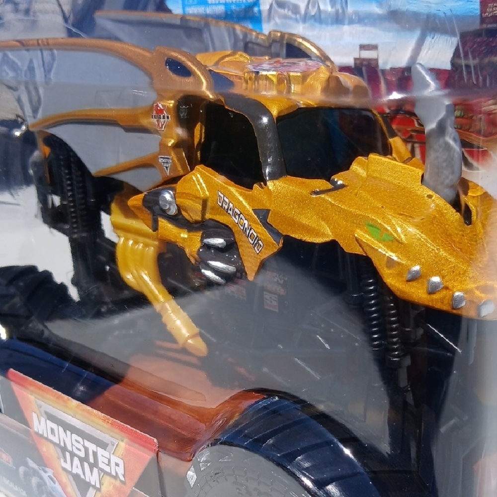 Dragonoid  Monster Jam Truck Toy - Gold and Black. 1/24 - Picture 3 of 7